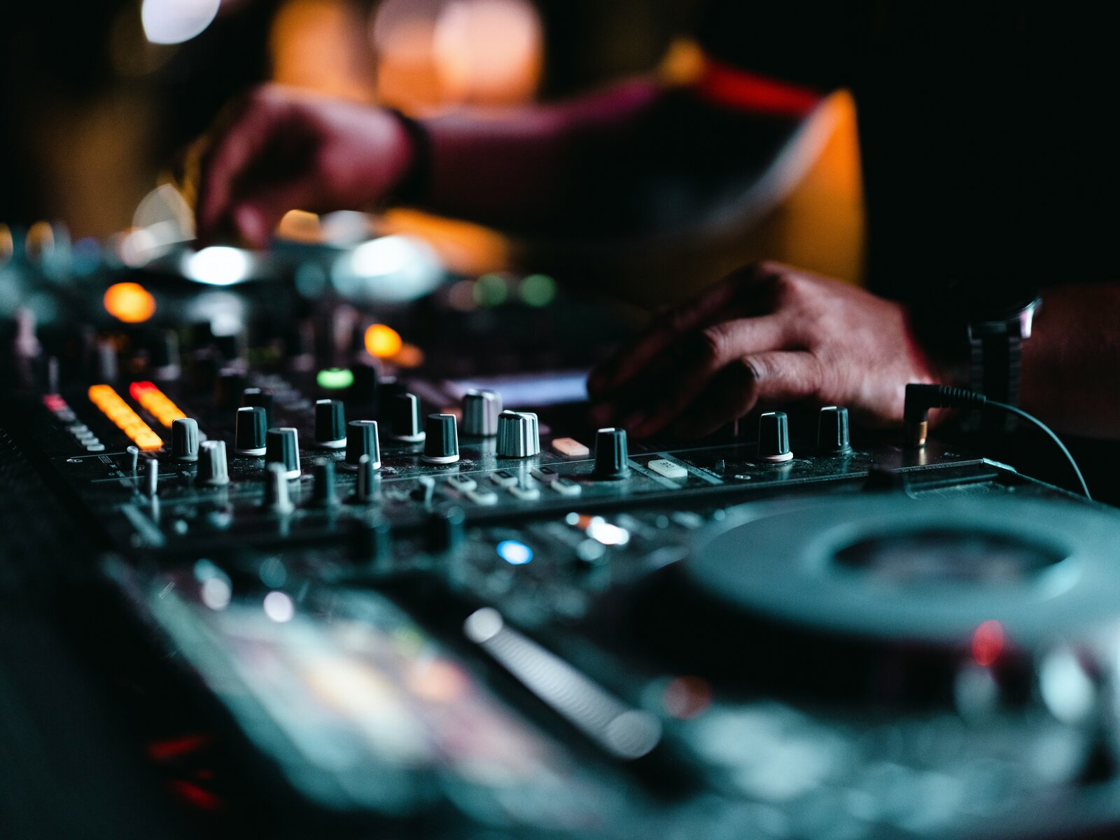 Sundown Sessions at Bar Bella feat. DJ Ian Gray