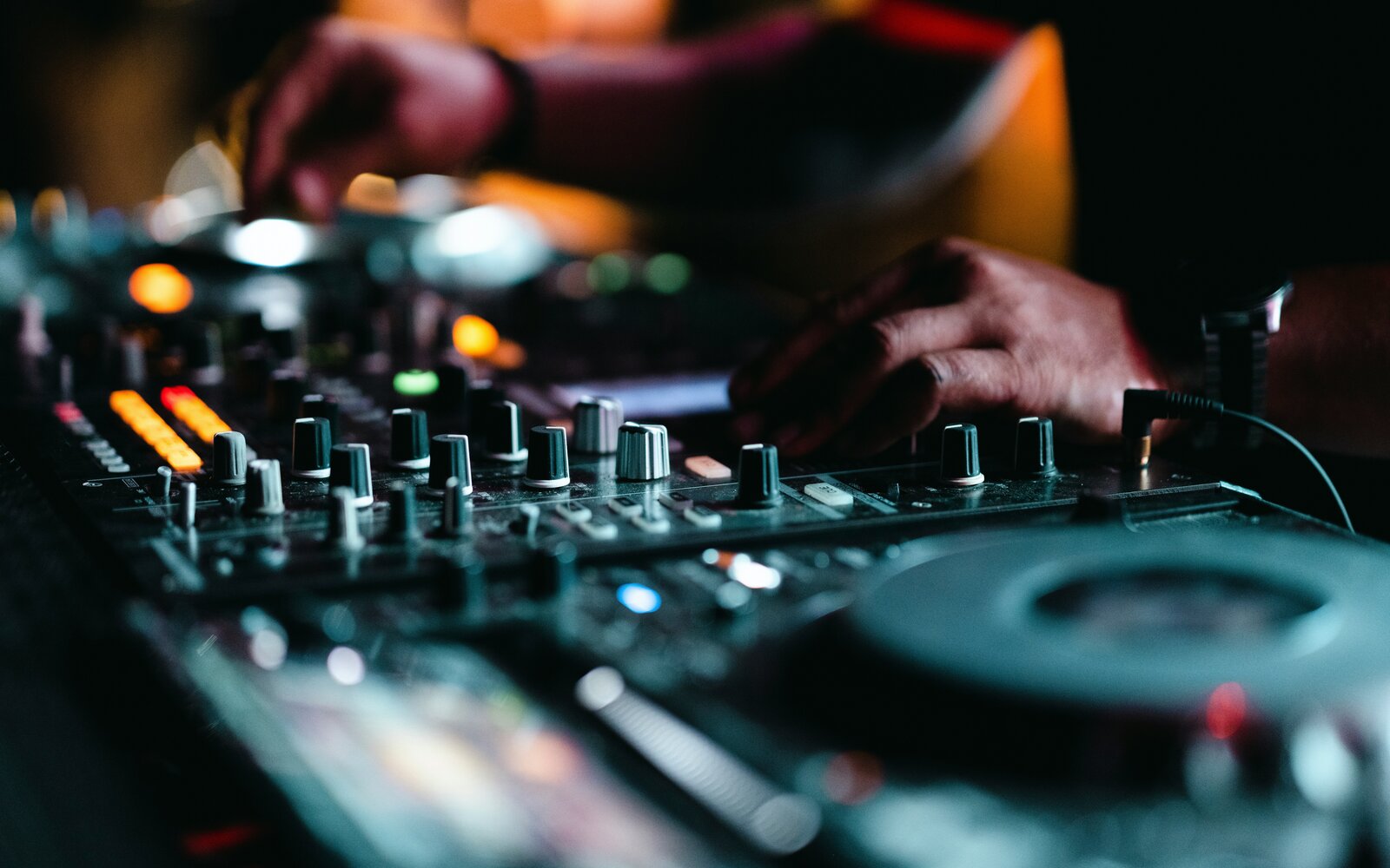 Sundown Sessions at Bar Bella feat. DJ Ian Gray